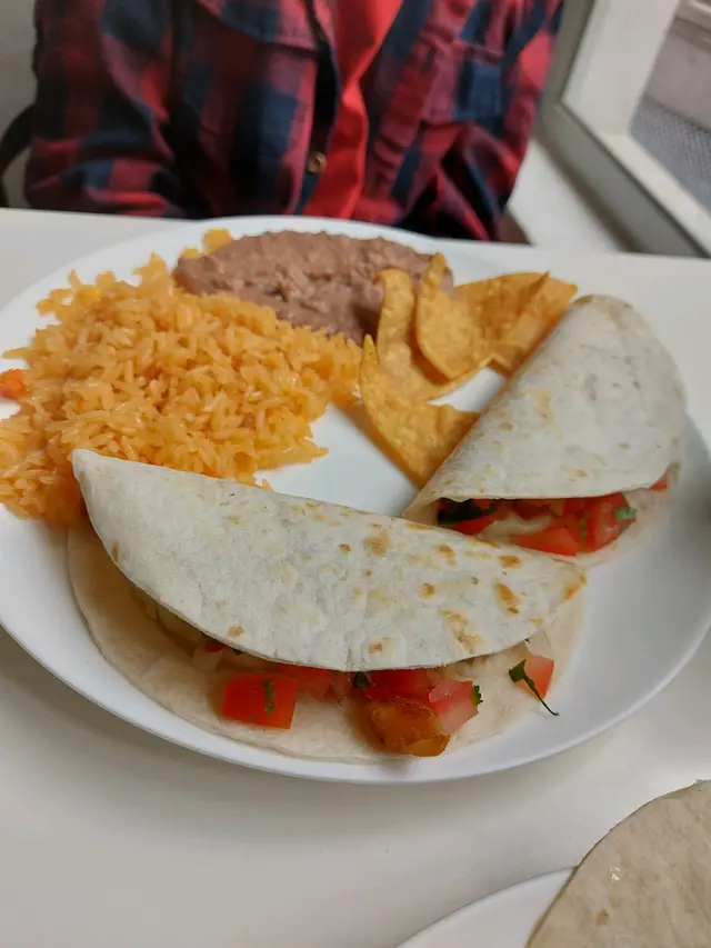 雞髀肉及豬柳芝士薄餅配飯及斑豆蓉