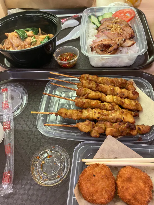 2人餐：泰式雞肉炒河、燒豬頸肉飯、雞肉串燒、蝦餅