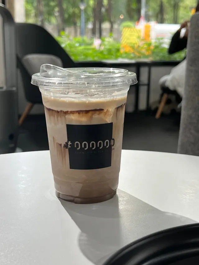 雖然杯子邊有巧克力🍫醬 但他們的巧克力🍫跟咖啡☕️早已混合得很好
而且他們的咖啡很香很醇 喝了也默默讓人心緒都精神起來🥰