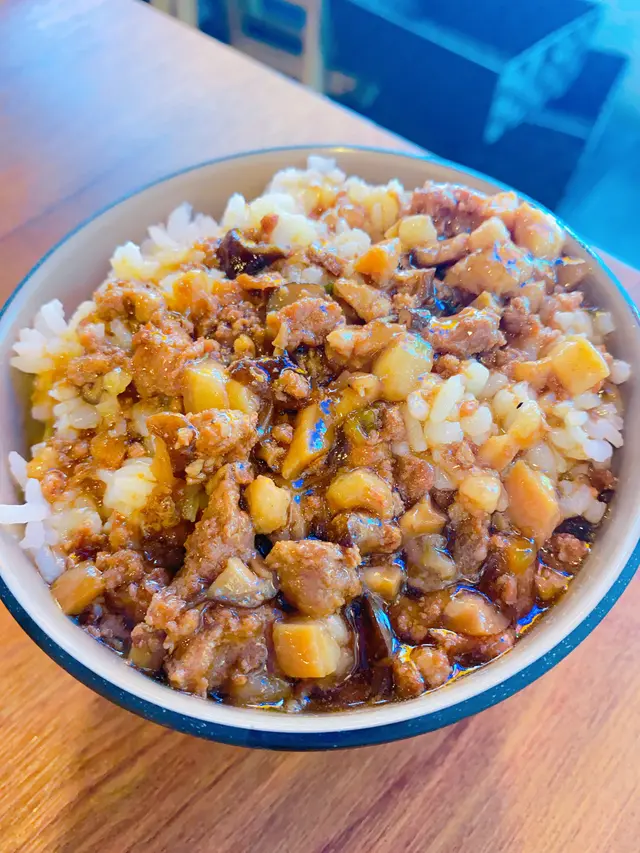 燈籠古早滷肉飯