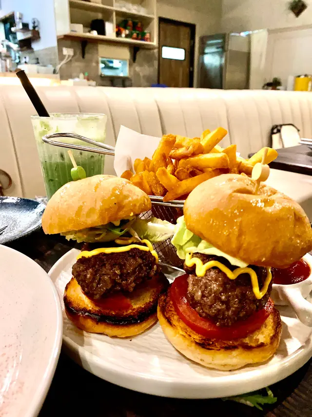 迷你手工牛肉漢堡配薯條