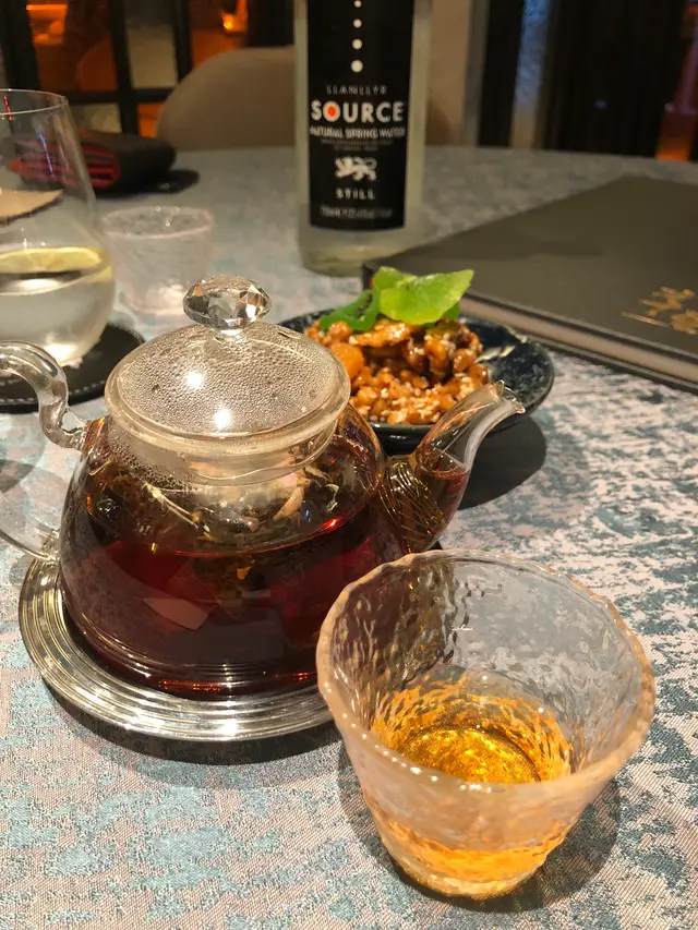 琥珀核桃與玫瑰花茶