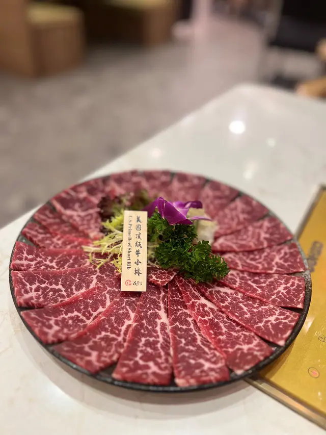 ▶️掛架頂級安格斯牛小排又係高級牛，牛90分，配呢個湯底，烚5秒左右，點去呢個醋原來係非常之好好味，唔需要點豉油已經夠晒味道，點醋更加靚牛肉個味道昇華，推介牛肉點醋😍 回頭率🈵🈵🈵🈵🈵