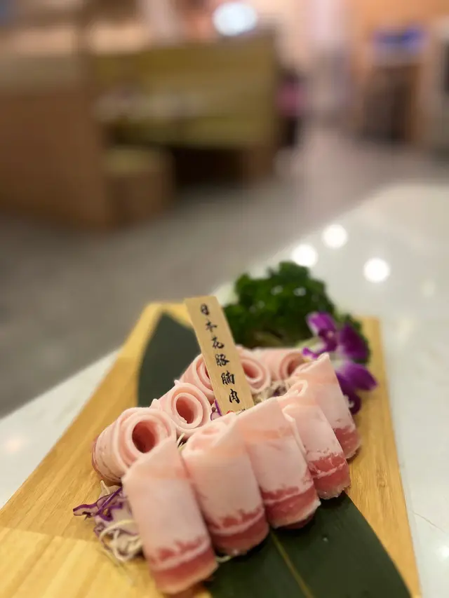▶️日本北海道花豚豬腩片切得好薄，卷得好靚，放落火鍋20/30秒就可以食，好好味好淋，有啲肥膏，一啲都唔鞋！