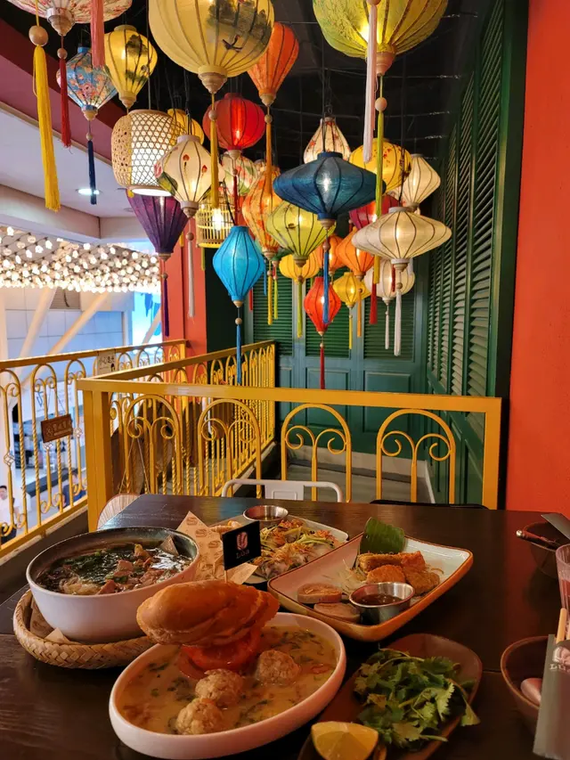 大叻特色手打肉丸甜酸湯配法包$88、扎肉拼盤$88、 即叫即蒸手工粉包$118、 雜錦牛湯河$119、 班蘭布甸法包配自家製椰子雪糕$128