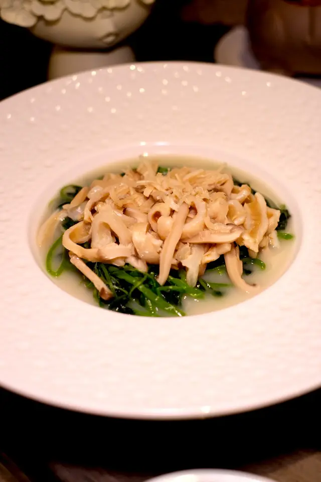 濃湯瑤柱花膠浸菜苗