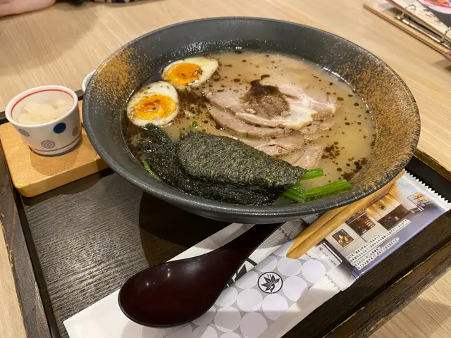 特盛黑麻油濃厚豚骨湯拉麵