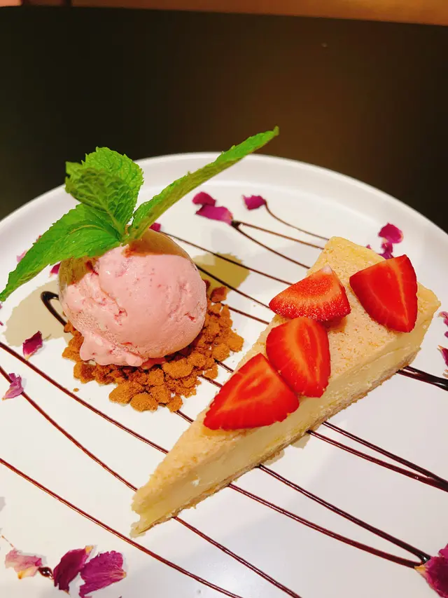 雪糕係 Movenpick 嘅士多啤梨雪糕🍨！！ 雪糕底鋪滿餅碎，味道岩岩好中和咗偏酸嘅Movenpick士多啤梨味雪糕
Cheese cake 奶香味濃厚 口感香濃滑順