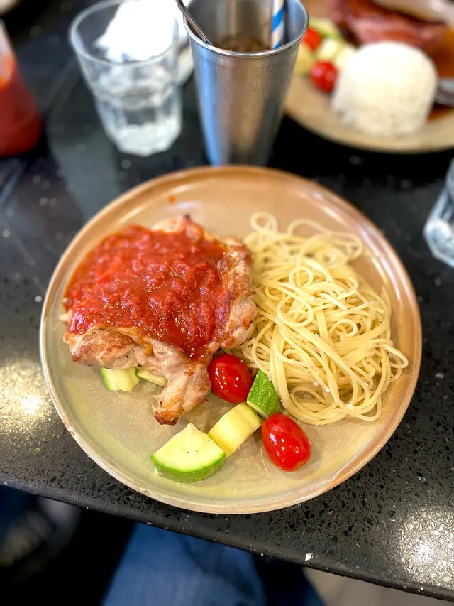 意式香草蕃茄汁香煎雞扒 配意粉