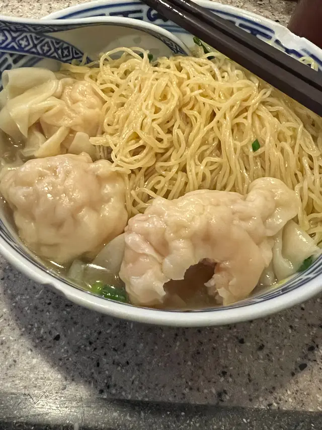 雲吞大大粒，蝦鮮、爽口，配合幼麵和一個很恰到好處的湯底，吃的時候請先嚐一口湯才加入醋或者餐廳枱面的秘製辣醬，一定是令食物畫龍點睛嘅吃貨方法！另外可加一碟菜，飲食更加均衡和增加食物纖維，當然也可配搭飲品如可樂，也是個非常之賞心樂事的選擇！