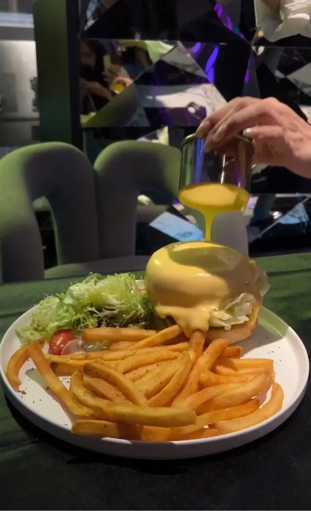 肉汁豐富，芝士醬很濃郁！薯條是現炸的，很香脆👍🏼