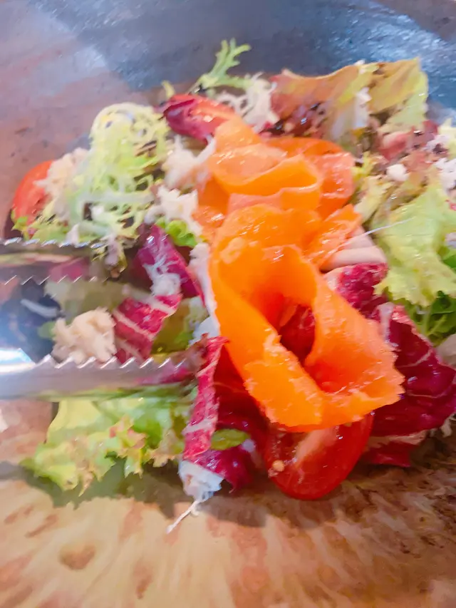 蟹肉煙三文魚沙律配油醋汁