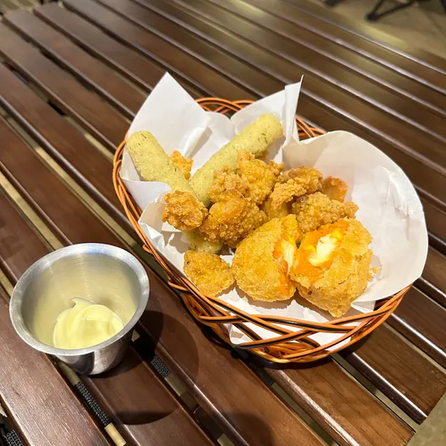 芝士條及吉列蕃茄芝士及炸雞軟骨（二人餐小食）