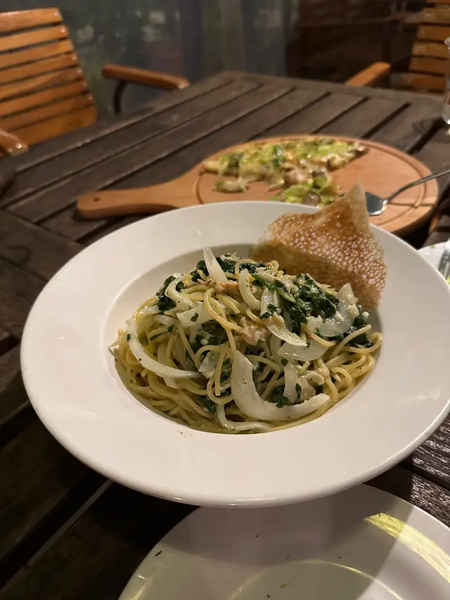 這道煙肉蘑菇白汁燴意大利麵真是美味絕倫！意大利麵煮得剛剛好，Q彈有嚼勁。煙肉的咸香與蘑菇的鮮美完美結合，散發出誘人的香氣。而白汁則是為整道菜增添了豐富的奶香味，口感滑順。每一口都能感受到煙肉的獨特風味，蘑菇的鮮甜以及白汁的濃郁。這道料理的層次感和平衡度令人驚艷，絕對是美食愛好者的最佳選擇。