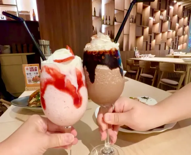 士多啤梨奶昔 及朱古力奶昔