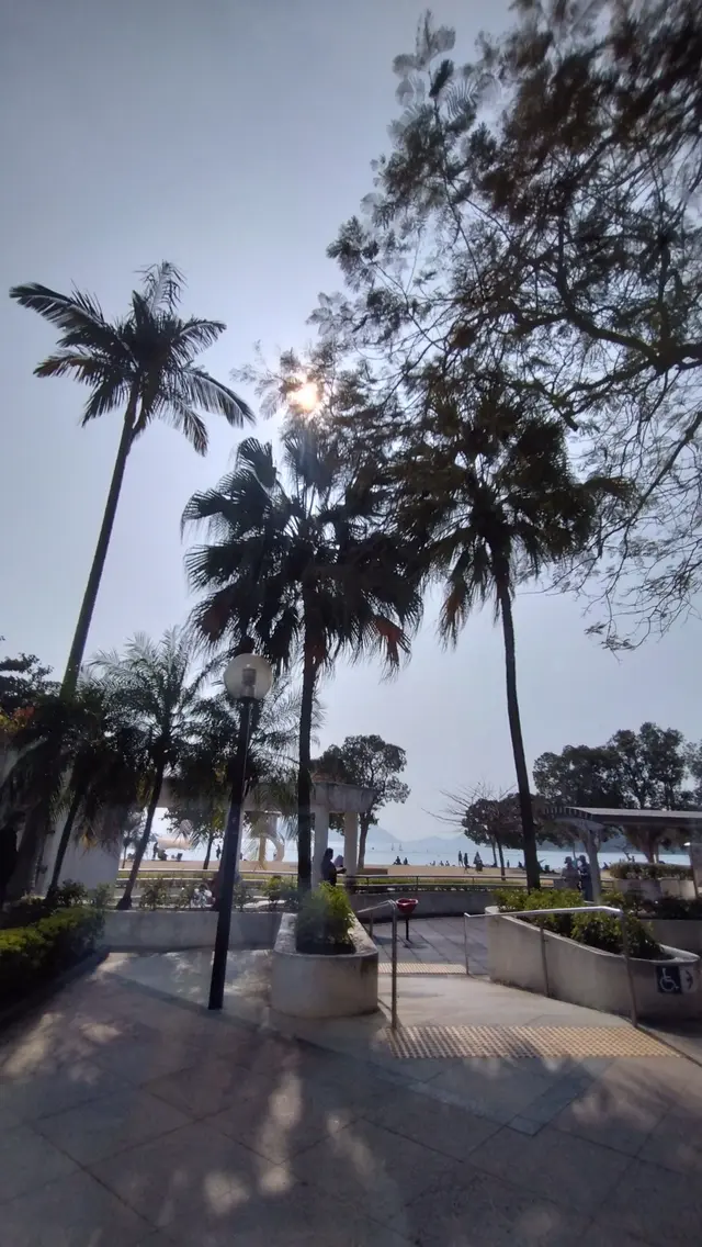 對住耀眼的太陽光及淺水灣泳灘,環境優美,令人心曠神怡