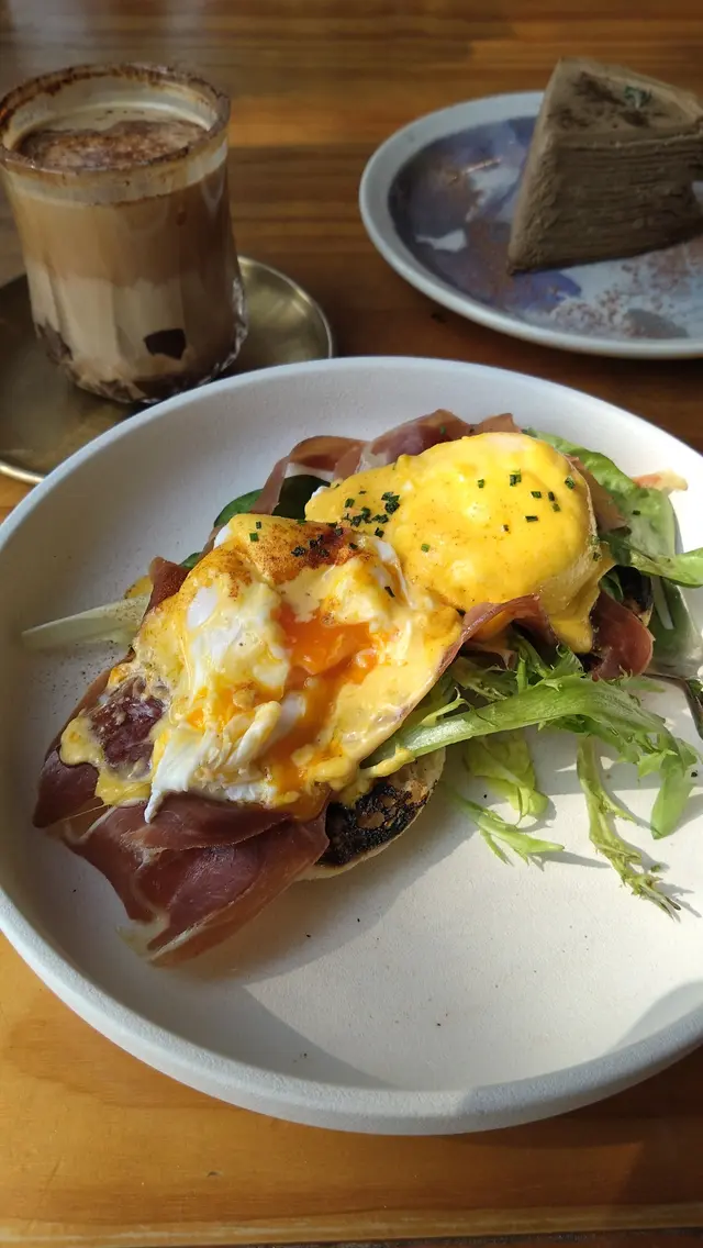賓尼迪蛋火候恰到好處,輕輕用叉𠝹開,已有流心效果