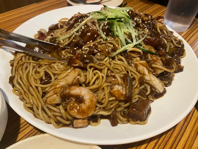 好大碟。叫左半半炸雞，海鮮煎餅，雪濃湯，韓式魚餅湯。埋單1000左右。味道全部普通，明顯唔係真係識整韓國菜，若想吃真韓國菜就不推薦了。