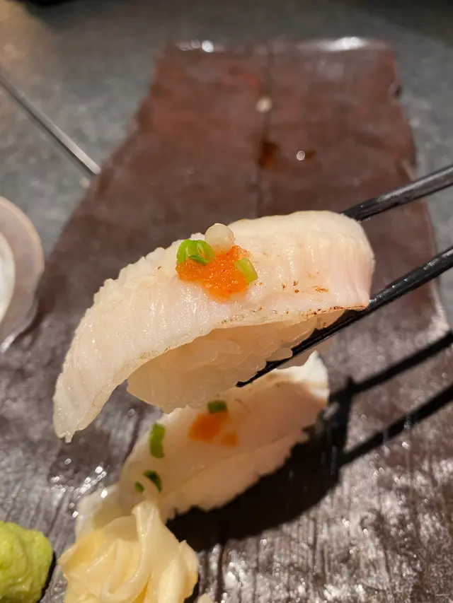 炙燒左口魚裙邊壽司(2件)