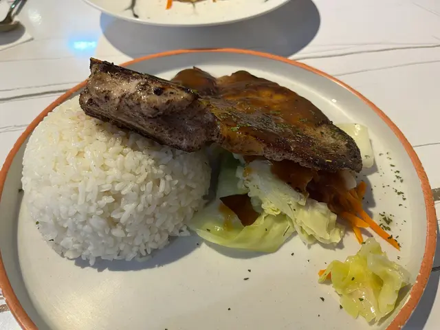 豬扒煎得十分香脆，切開仍有肉汁而不會太乾