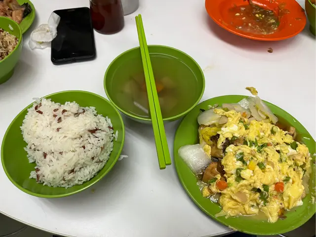 豆角菜甫炒滑蛋，蛋滑而不老，配上豆角及菜甫的爽口，整體十分有層次；紅燒時菜豆腐，豆腐用上炸豆腐，以紅燒煮法味道十分濃郁