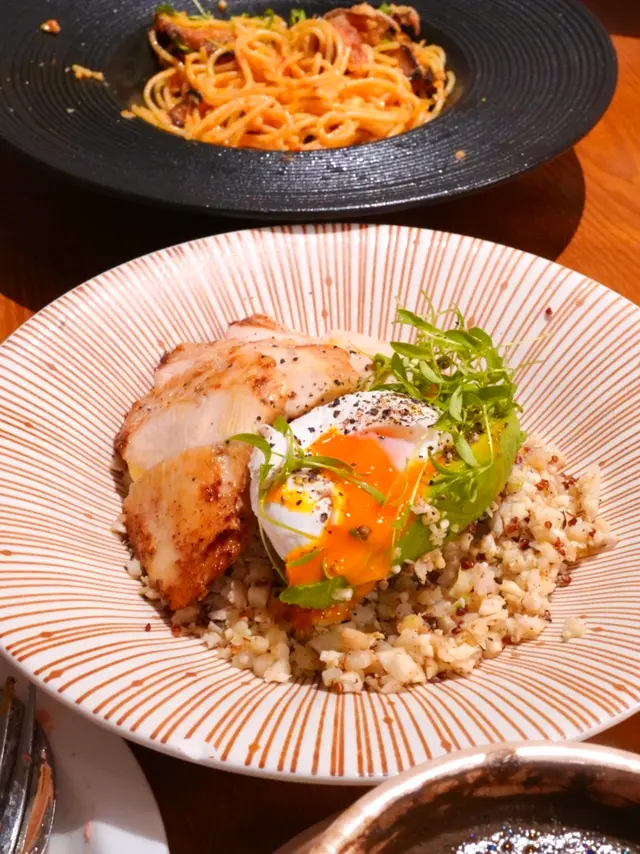 嫩雞肉牛油果雞蛋花椰飯 (生酮) 