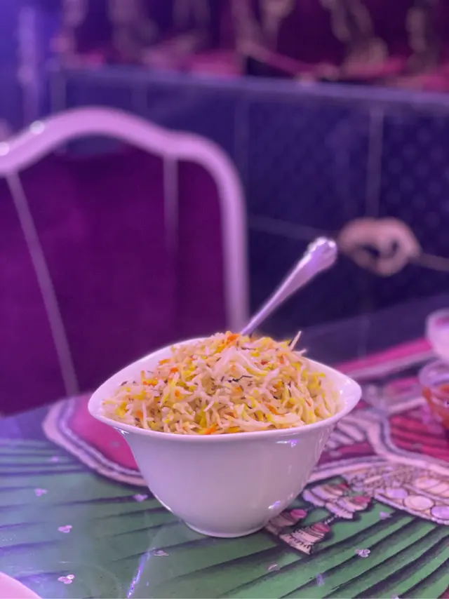 雖然佢叫黃飯 但佢唔係黃色😂 係好長好長既飯粒(條?) 炒得好乾身 撈埋咖哩就岩岩好啦