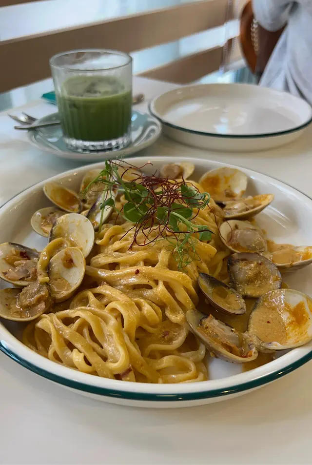 蜆肉配特製喇沙醬汁手工意粉