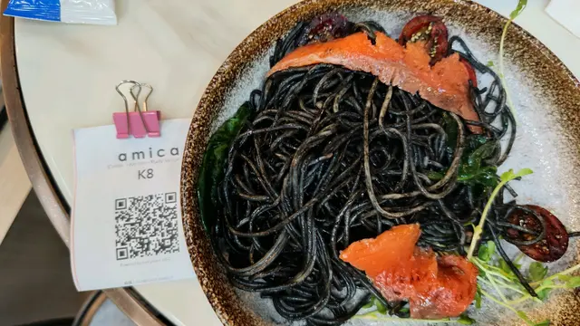 千祈唔好叫呢個午餐，因為只有兩條薄薄的三文魚，餵貓都唔飽。