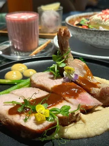 慢煮西班牙黑毛猪猪鞍 配 焦糖苹果泥，椰菜花泥，红酒烧汁