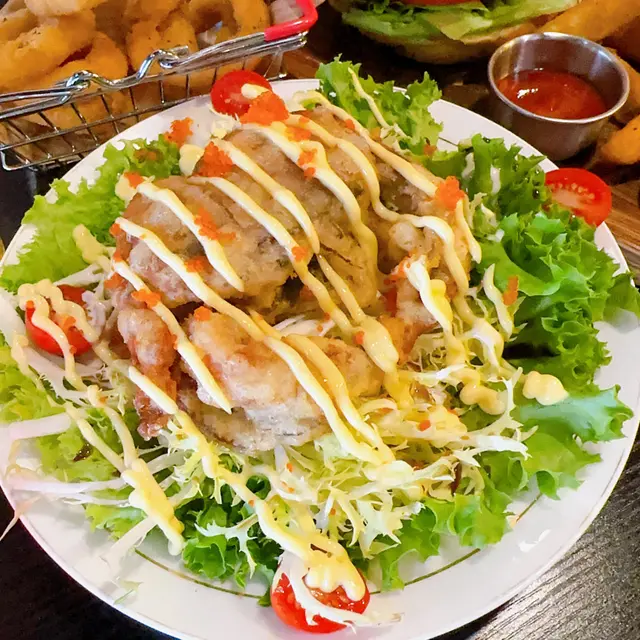 好好味，蔬菜新鮮，成隻軟殼蟹加咗蟹籽沙律醬❤️yummy!