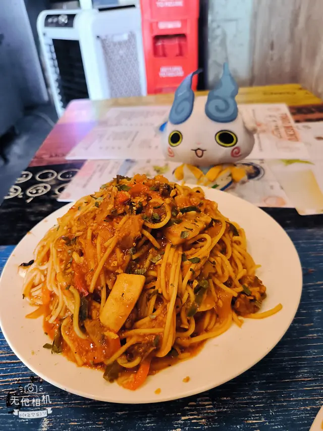 意粉配上海鮮什錦有蝦/墨魚粒/等等….再用少辣嘅方式去烹調.有少少紅色.香辣海鮮意粉.好惹味.令我胃部大開！😍👍😋😋😋