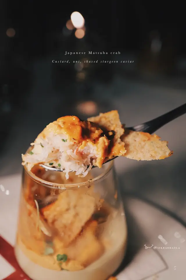 玻璃杯上放上了巴馬臣芝士脆片、新鮮海膽刺身、shaved caviar