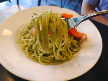 菠菜汁烟三文鱼意粉