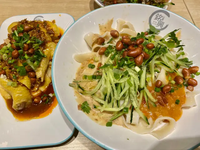 刀削麵口感實淨,味道正宗,口水雞都幾滑,有少少雞味,成個餐好大份吓