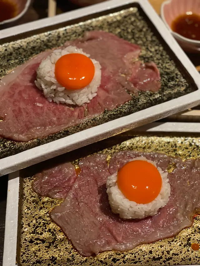 炙燒和牛壽司2件 𝗦𝗲𝗮𝗿𝗲𝗱 𝗪𝗮𝗴𝘆𝘂 𝗦𝘂𝘀𝗵𝗶 2 𝗽𝗶𝗲𝗰𝗲𝘀