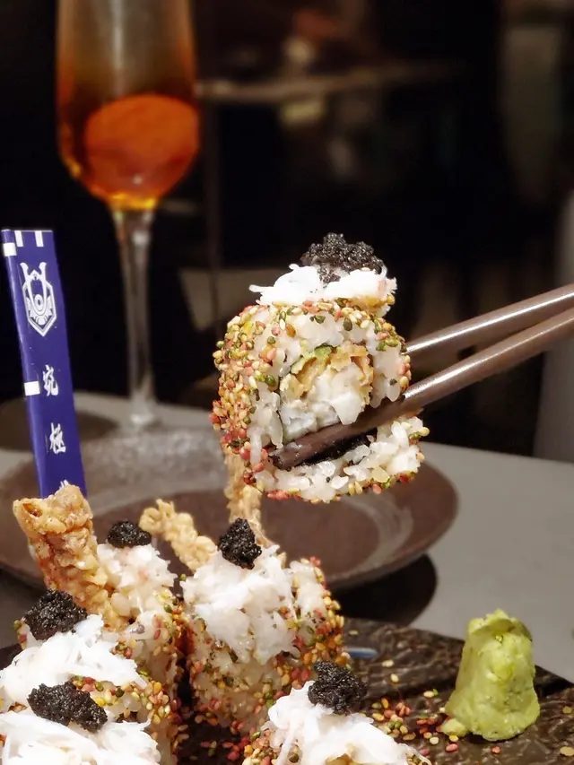 黑松露牛油果軟殼蟹卷