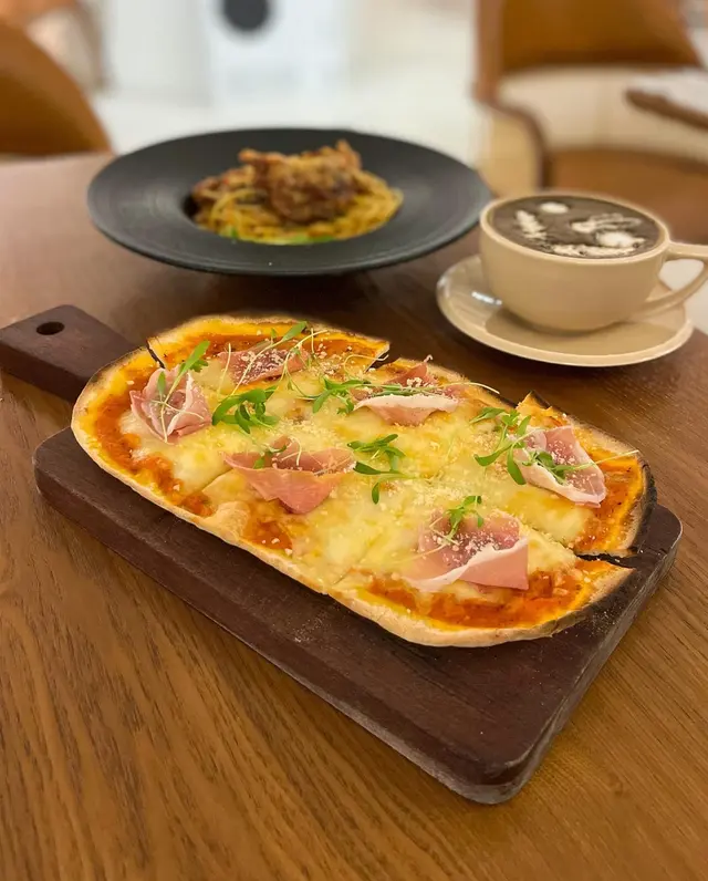 巴拿馬火腿蕃茄醬薄餅