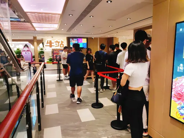 右邊係無訂枱,左邊係有訂枱