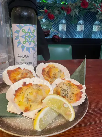 開一支白酒送四隻焗扇貝