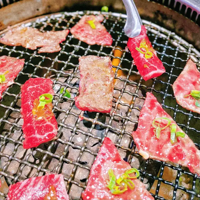 每個部位嘅肉肉都好高質!燒一陣就食得,鮮嫩肉汁豐富!🥩特選肉肉入面都有牛肋肉、牛里脊肉選擇😚不過都唔好錯過薄炙牛里脊肉同埋牛肉角切,薄炙牛里脊肉燒一陣就食得!大大片食落口好滿足!😏牛肉角切追求嘅係啖啖肉,肉感實在 肉味香濃!🐮