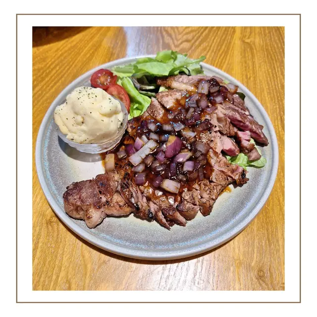 洋蔥燒汁配肉眼牛扒及薯蓉