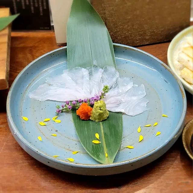 季節白身魚薄造。剝皮魚