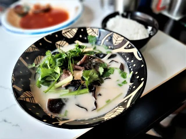 薑絲芫荽皮蛋鮮牛肉魚湯泡飯