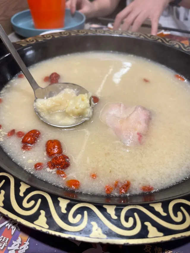 身為榴蓮愛好者嘅我，淺嚐一下榴蓮湯底，個湯仲送一大球榴蓮肉，勁正！不過食到尾唔係好襯淥牛，我出去拎咗蠔油、蔥油、沙嗲醬、花椒油加落湯底😂