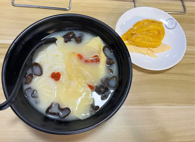 花膠雞濃湯米線