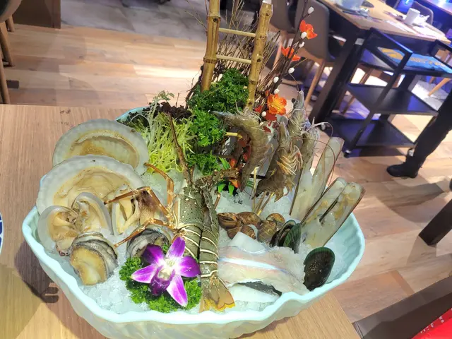 波士頓龍蝦海鮮盤 波士頓龍蝦/鮮活鮑魚/蟶子王/大元貝/靚花蛤 原隻生帶子/象仔蚌/基圍蝦/生劏白鱔片/紐西蘭青口