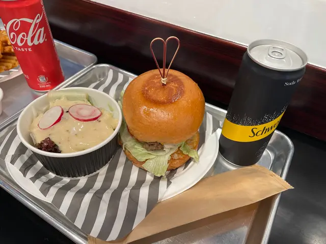 跟沙律 飲品。 和牛澳漢味道突出，包底烘香，菜新鮮，汁好味，可惜扒體肉質比較鬆散。