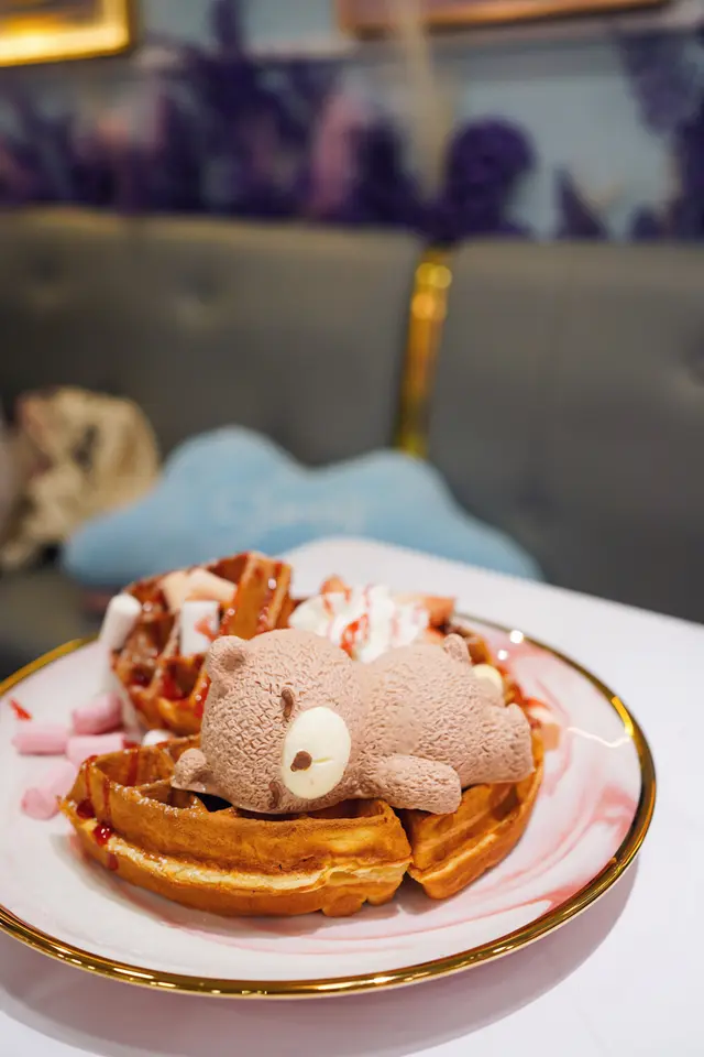 士多啤梨醬窩夫配睡眠熊芝士蛋糕