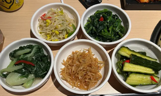 泡菜,  豆芽, 菠菜, 醃青瓜, 魚仔